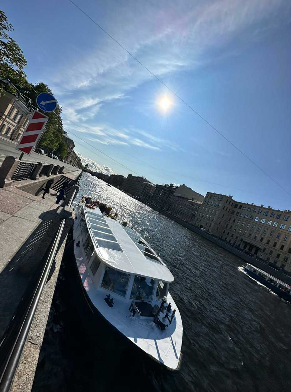 Панорамный салон теплохода «Асти»